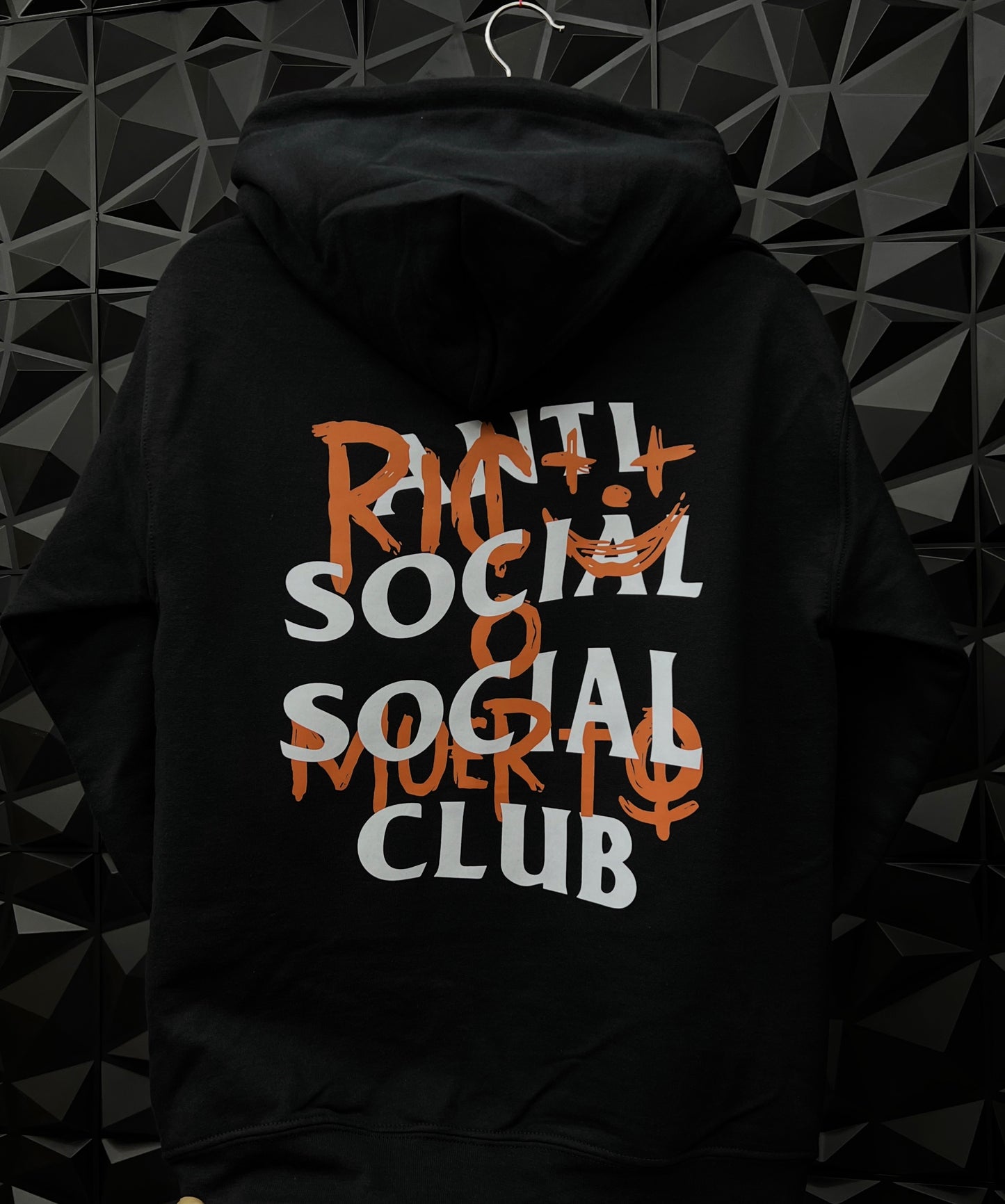 Antisocial x Rico o Muerto Naranja